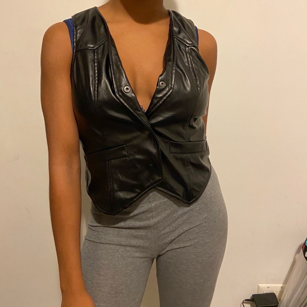 Adika leather Vest - Picture 7 of 8